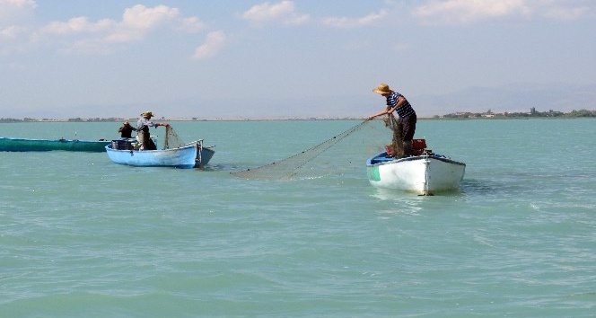 Beyşehir Gölü’nde bu defa balık değil ‘hayalet ağ’ avlıyorlar