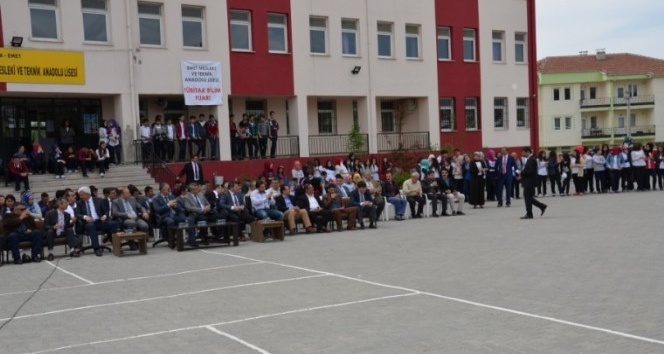 Emet Mesleki ve Teknik Anadolu Lisesinin 39 öğrencisi üniversiteye yerleşti