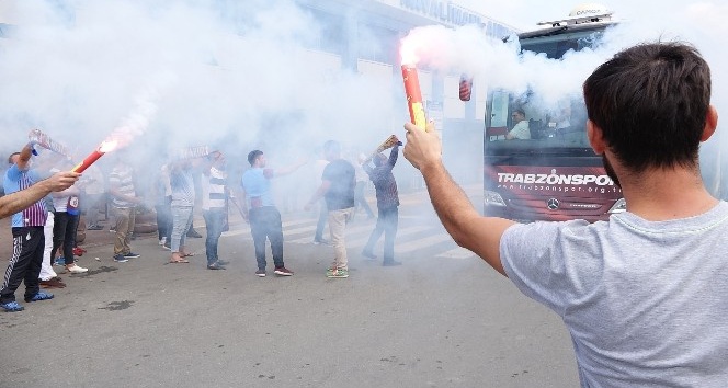 Trabzonspor, İstanbul’a meşalelerle uğurlandı