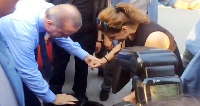 Cumhurbaşkanı Erdoğan ’Cesur’ köpek için otobüsten indi