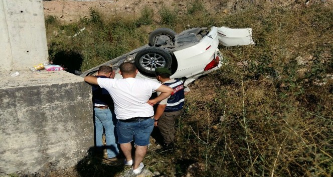 Araçla çarpışan otomobil köprüden uçtu: 3 yaralı