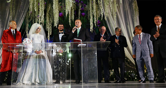 Cumhurbaşkanı Erdoğan Bakan Zeybekci&#039;nin kızının nikah şahidi oldu