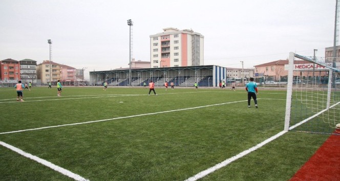Büyükşehir belediyesi futbol sahalarına bakım çalışması başlattı