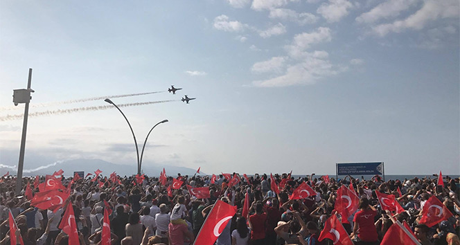 Türk Yıldızları Trabzon’da şehit Eren Bülbül için uçtu