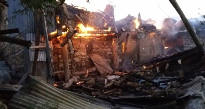 Kemaliye’de 11 ev yandı