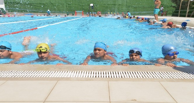 Diyarbakır’da bin 500 çocuk yüzmeyi öğreniyor