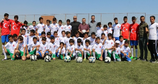 Suriyeli çocuklara spor malzemesi