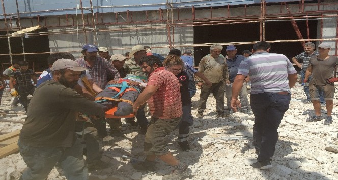 Karaman’da spor salonu inşaatından düşen işçi yaralandı