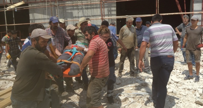 Karaman&#039;da spor salonu inşaatından düşen işçi yaralandı