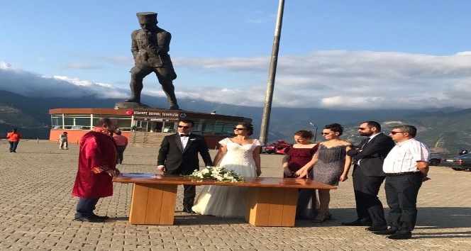 Dünyanın en büyük Atatürk heykelinin önünde nikah kıydılar