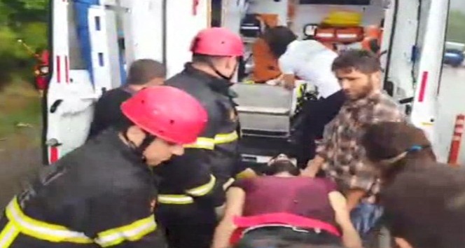 Zonguldak-Ereğli karayolunda minibüs devrildi: 2 yaralı
