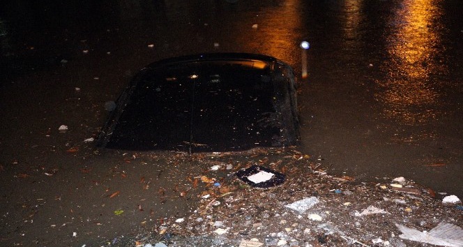 Ereğli’de otomobiller sular altında kaldı