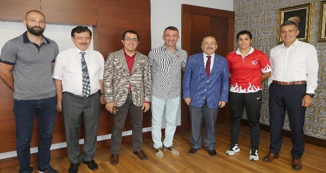 Şampiyon boksörden  Başkan Gümrükçüoğlu’na altın madalya sözü