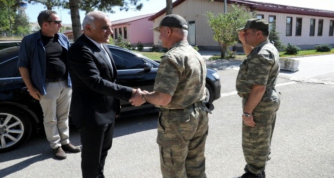 Vali Zorluoğlu, Asayiş Kolordu Komutanı Korgeneral Karataş’ı ziyaret etti