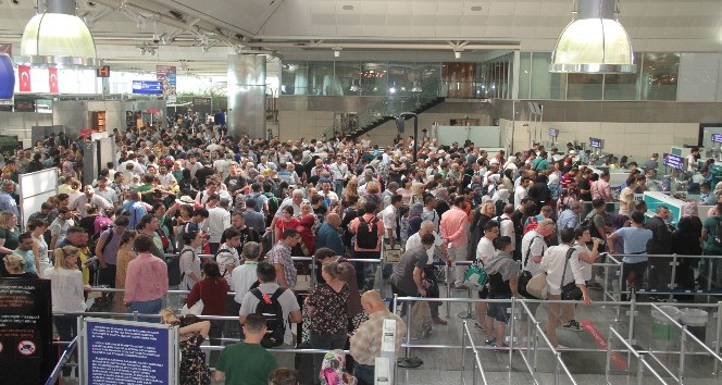 Atatürk Havalimanı’nda bayram yoğunluğu başladı