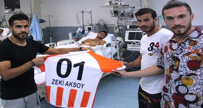 Adanasporlu futbolculardan yaralı askere ziyaret