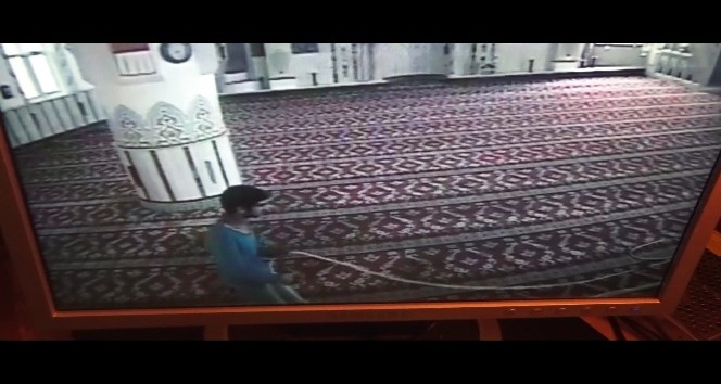 (Özel Haber) Vicdansız cami hırsızı kameraya böyle yakalandı...