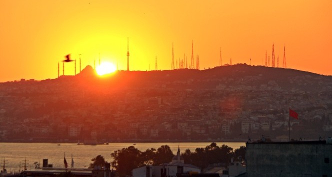 (Özel haber) İstanbul’da gün doğumu kartpostallık görüntülere sahne oldu