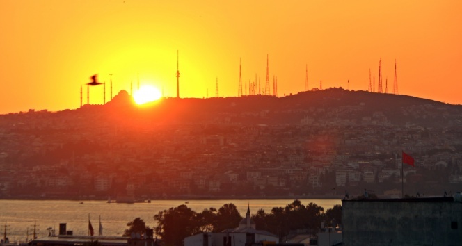 İstanbul’da gün doğumu kartpostallık görüntülere sahne oldu
