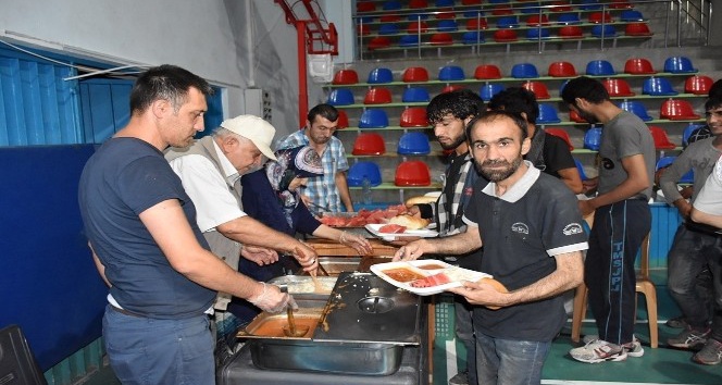 Tosya’da yakalan göçmenler Spor salonunda tutuluyor