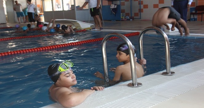 366 çocuk yüzme kursuyla serinliyor