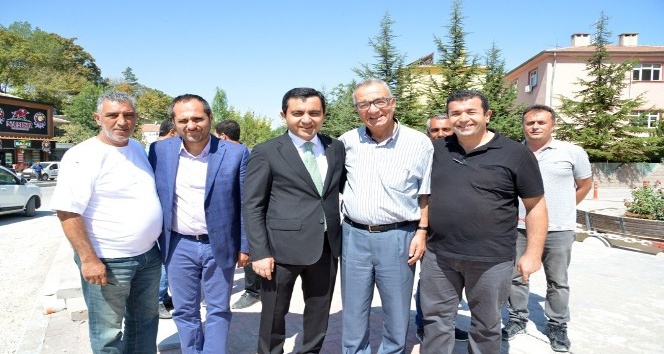 Belediye Başkanı Yaşar Bahçeci, eski Belediye Başkanı Cahit Gürses ile çalışmaları inceledi