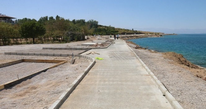 Van Gölü sahillerine barbekülü mesire alanı