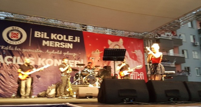 Aleyna Tilki, kolej açılışında sahne aldı