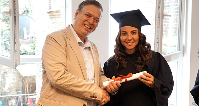 Anadolu Üniversitesi Batı Avrupa Programı mezunları diplomalarını aldı