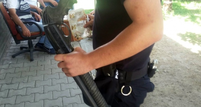 Taraftar otobüsünden pompalı tüfek ve döner bıçakları çıktı