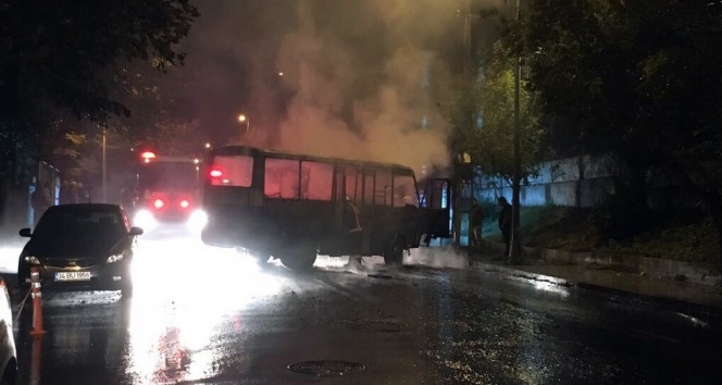 Beşiktaş’ta yolcu minibüsü alev alev yandı