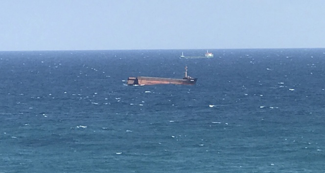 Sarıyer Kilyos açıklarında yük gemisi ortadan ikiye ayrıldı