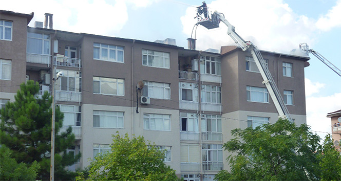 Tuzla&#039;da birbirine bitişik 4 binanın çatısı alev alev yandı