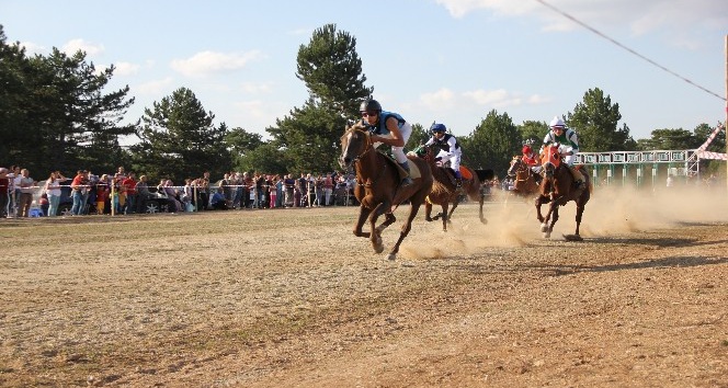 Kastamonu’da Atatürk ve İstiklal Kupası At Yarışları yapıldı