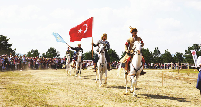 Kastamonu’da Atatürk ve İstiklal Kupası At Yarışları yapıldı