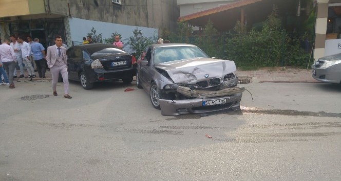 Sakarya’da iki otomobil kafa kafaya çarpıştı