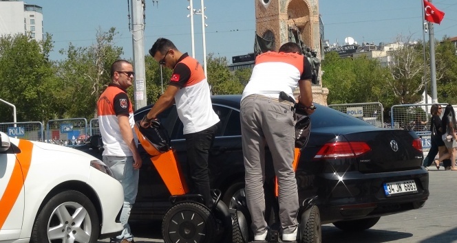 Taksim’de turizm polisi cincır ile görevde