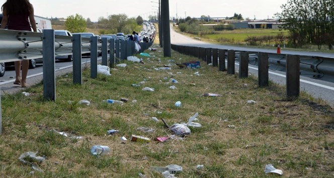 Gurbetçilerin çevreye attığı çöpler tepkilere neden oldu