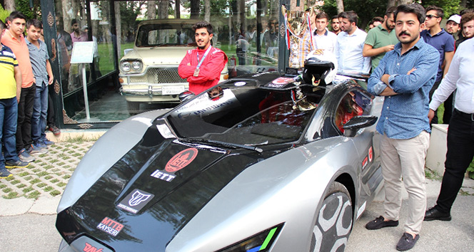 Öğrencilerin ürettiği elektrikli otomobil görücüye çıktı