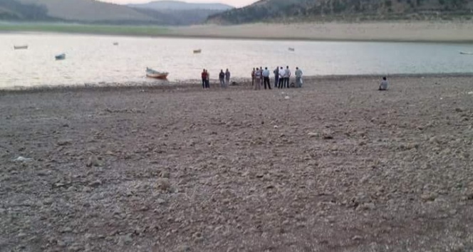 Babasının cansız bedenini baraj gölünden çıkardı