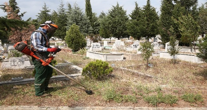 Kırklareli’nde mezarlıklar bayrama hazır
