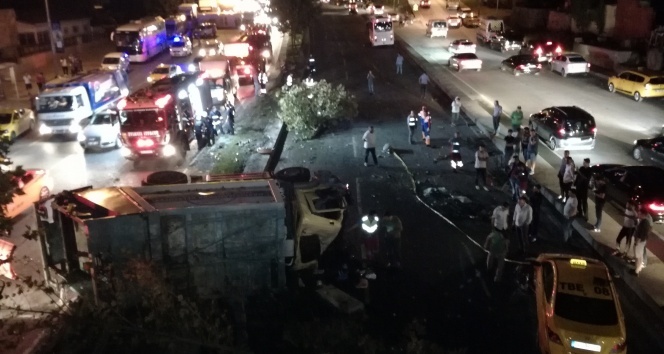 Şişli’de çöp kamyonu ile midibüs çarpıştı: 2 yaralı
