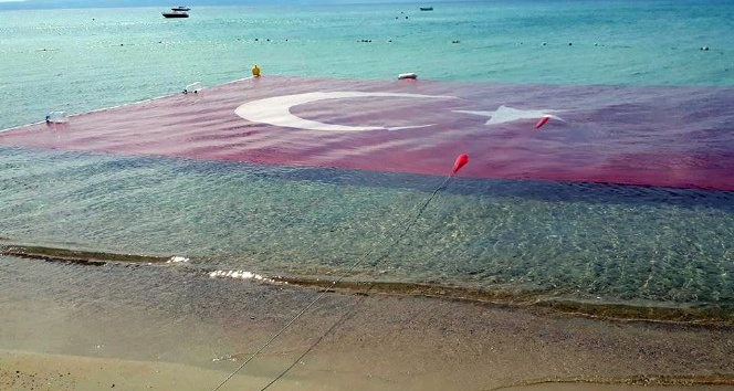 Saros’a dev Türk Bayrağı