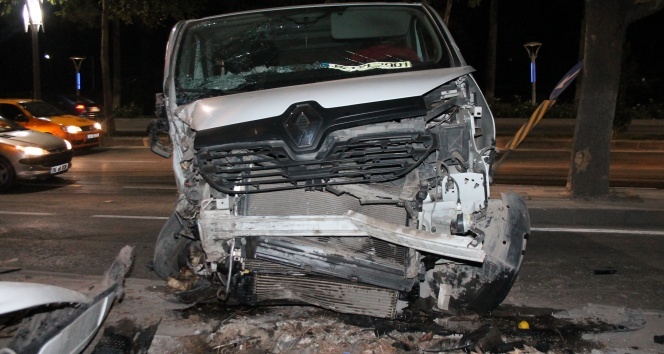 Elazığ&#039;da minibüs 3 araca çarptı, 4 kişi yaralandı