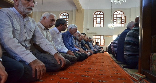 Erzincan’daki bayram namazında camiler doldu taştı