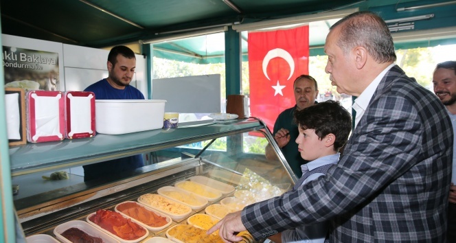 Cumhurbaşkanı Erdoğan torununa dondurma aldı