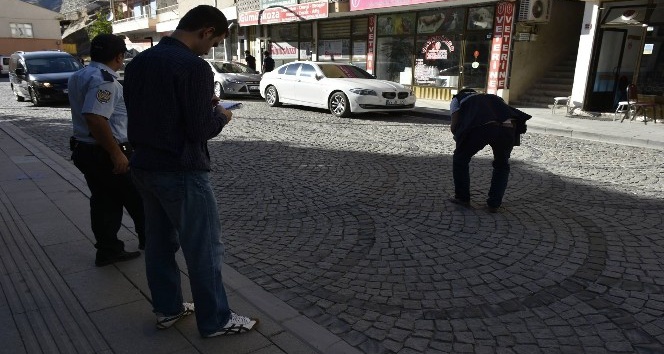 Annesinin elini bırakıp karşıya geçerken otomobilin altında kaldı