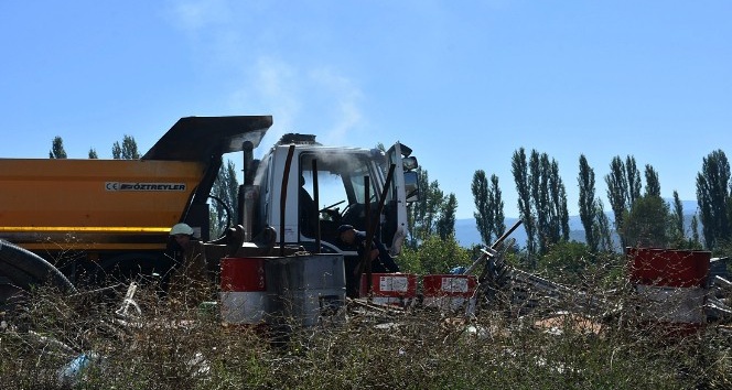 Tosya’da park halindeki hafriyat kamyonu yandı
