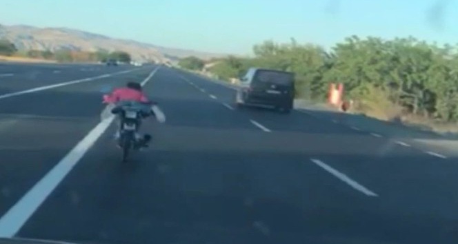 (Özel haber) Motosiklet sürücüsünün tehlikeli yolculuğu