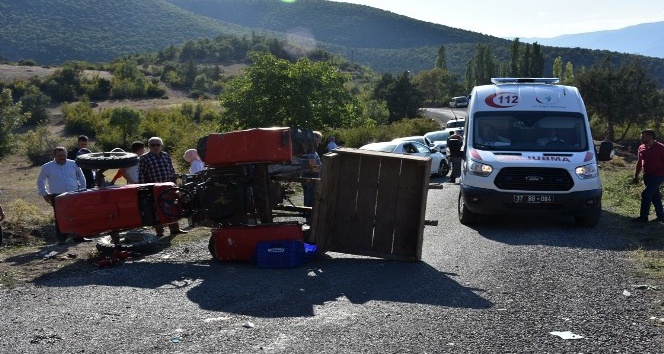 Traktör devrildi, 2 kardeş yaralandı